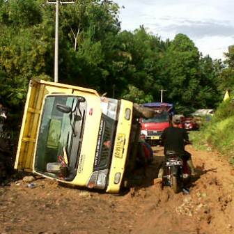 Jalan Rusak, Truk Terbalik