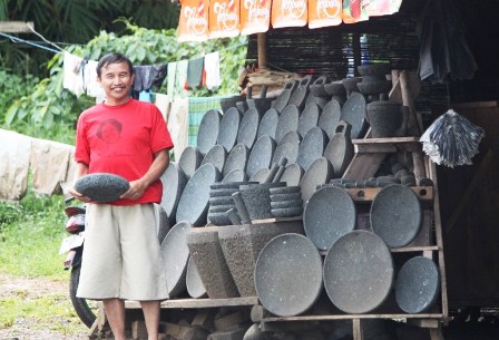 Pedagang Batu Giling Butuh Perhatian