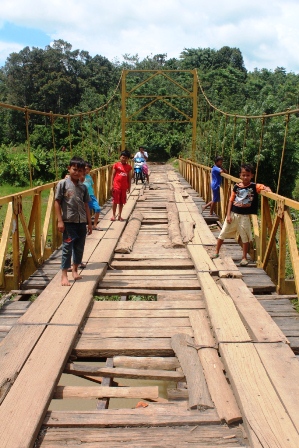 Jembatan Gantung Butuh Perbaikan