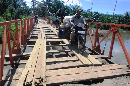 Warga Banyak Jatuh ke Sungai