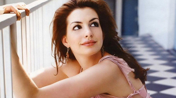 Tampil Topless, Anne Hathaway Tunjukkan Bisa Seksi