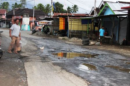 Jalan Rusak Jadi Kolam