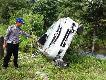 Mobil XL Nyaris Masuk Jurang