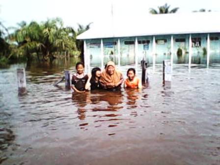 Ratusan Rumah dan Sekolah Terendam Banjir