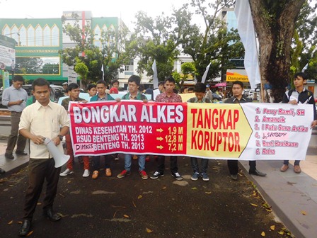 Pertanyakan Kasus Alkes, Mahasiswa Datangi Kejati