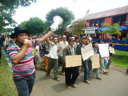 Ratusan Warga Demo Mapolda