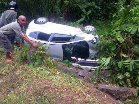 Mobil Anggota Polda Terbalik