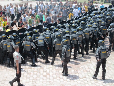 Polisi vs Demonstran, 3 Ditembak