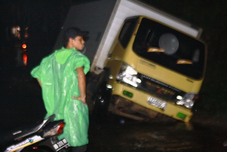 Mobil Pengangkut Minyak Terperosok