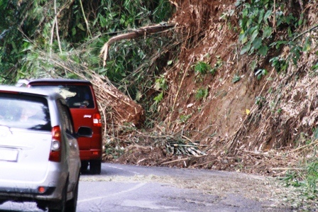 Tiga Titik Jalan Longsor