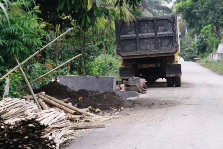 Mobil Parkir & Material Bangunan Rusak Jalan