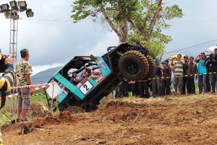 Puluhan Offroader Adu Ketangkasan