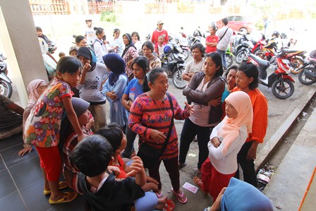 Kantor Pos Diserbu Warga