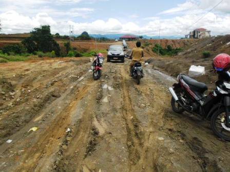 Masih Jalan Tanah, PNS Tanpa Alas Kaki