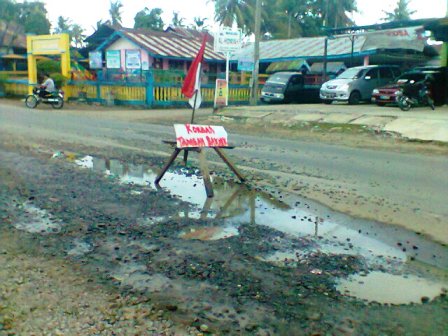 Jalan Rusak Berbendera