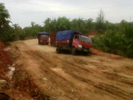 Jalinbar Rusak Parah, Truk Terjebak