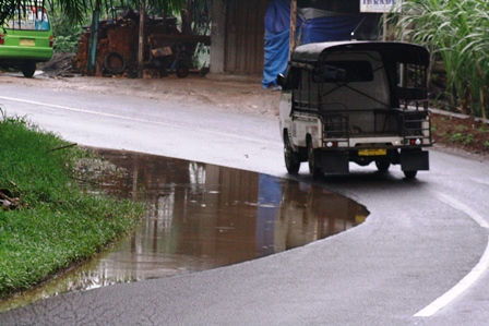 Kolam Di Tengah Jalan