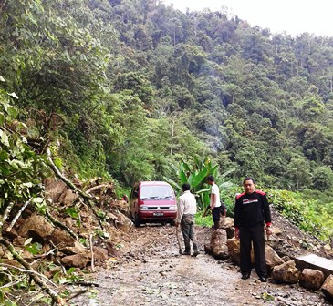 Jalan Manna – Tanjung Sakti Dihujani Batu