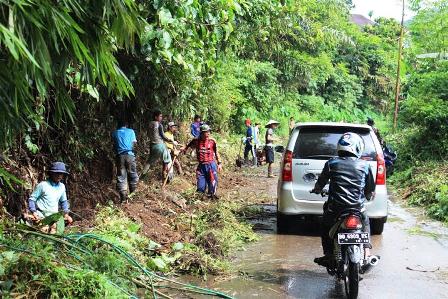 Warga Geram Jalan Rusak