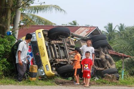 Elak Siswa, Truk Terbalik