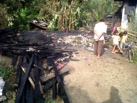 Dua Rumah Hangus Terbakar