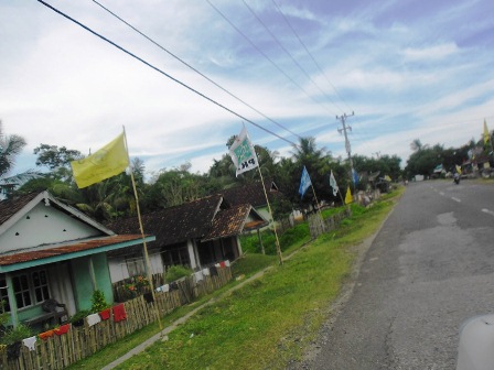 Bendera Parpol Bertebaran