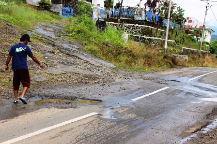 Keluhkan Jalan Berlubang