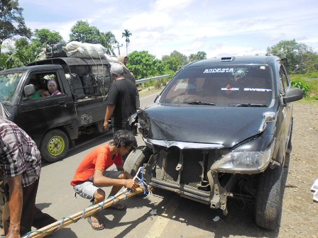 Blazer dan Xenia Adu Kambing