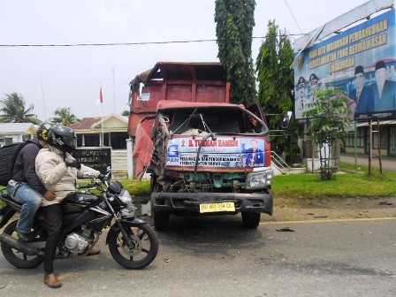 Truk Batubara Tabrak Truk Fuso