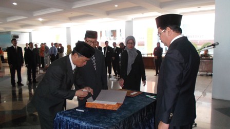 Dr Rernat Totok Jabat Warek II Unib