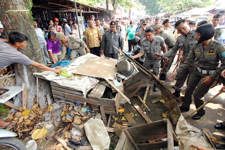 Pedagang Kian Tertekan