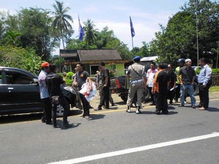 Ratusan Atribut Parpol Ditertibkan