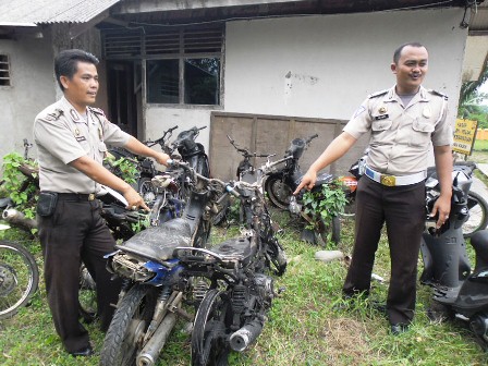 Kepergok Curnak, Motor Dibakar