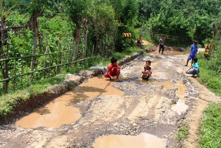 Jalan TR Rusak Parah