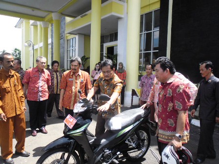 Bupati Serahkan 10 Motor dan 2 Bus