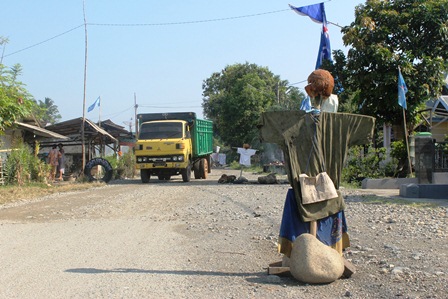 Jalan Dihadang, Kurangi Debu