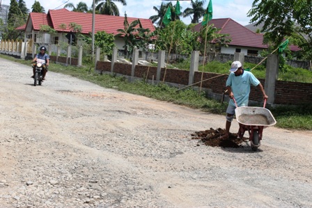 Warga Tutup Lubang Jalan