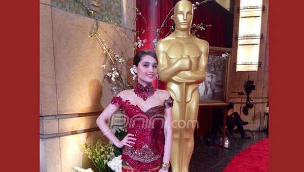 Cinta Laura, Eksis di Piala Oscar dengan Kebaya