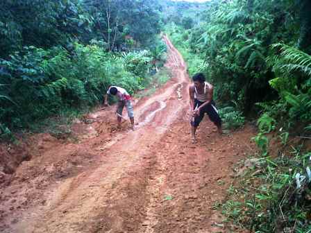 Warga Keluhkan Jalan Tanah