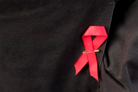 Pisau Cukur Bisa Tularkan HIV, Beli Kondom Harus Pakai KTP