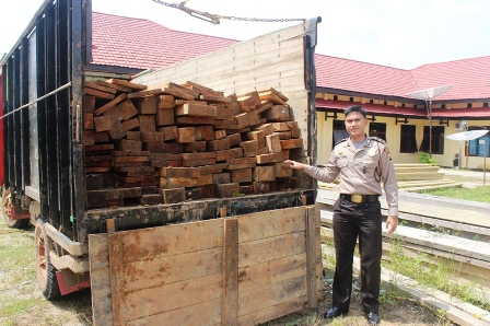 Tersangka Kayu Ilegal Kabur