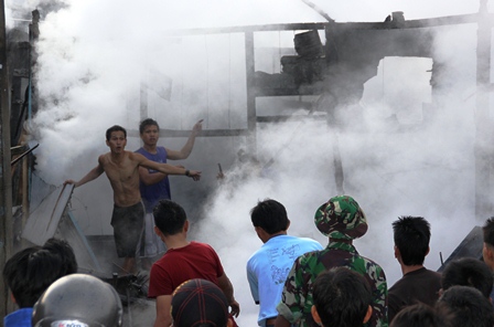 Dua Rumah Terbakar