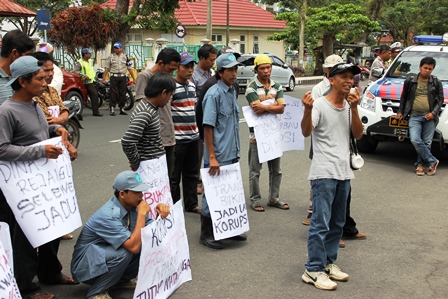 Didemo Warga, Kadis Dikawal Preman