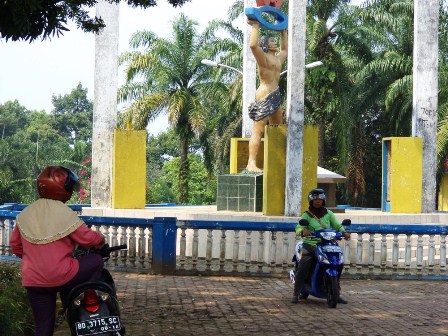 Tugu Seksi Jadi Lokasi Ngelem Aibon