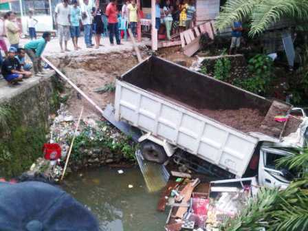 Truk Terjun ke Sungai