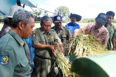 Pemda Beli Mesin Panen Padi Mutakhir