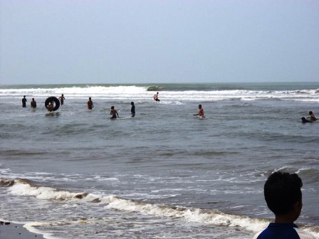 Mandi Laut Pakai Ban, Berbahaya