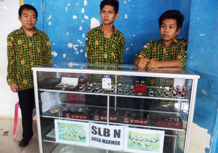 Siswa SDLB Ikut Pameran Batu Akik