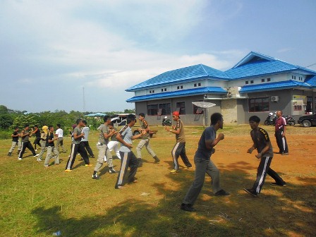 Dilatih  Karate dan Taekwondo