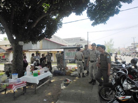 Satpol PP Tertibkan Pedagang